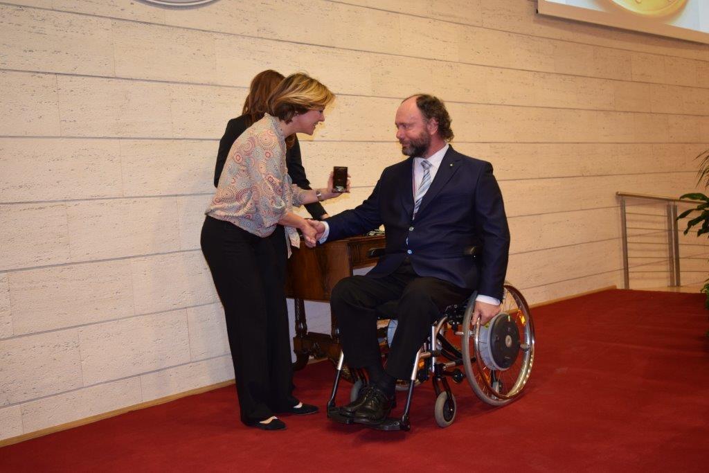 Il Ministro Beatrice Lorenzin, premia con la Medaglia di Bronzo al Merito della Sanità Pubblica l'Architetto Rodolfo Dalla Mora.